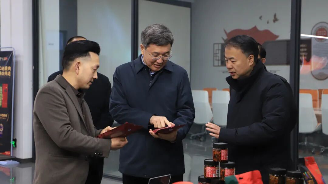 市经济信息委党组书记、主任王志杰带队到我县开展“三服务”和调研工业经济发展情况