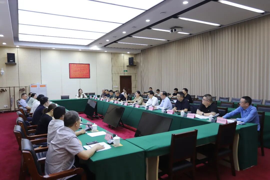 市卫生健康委副主任赵勇一行到我县开展曲茎石斛产业专项调研